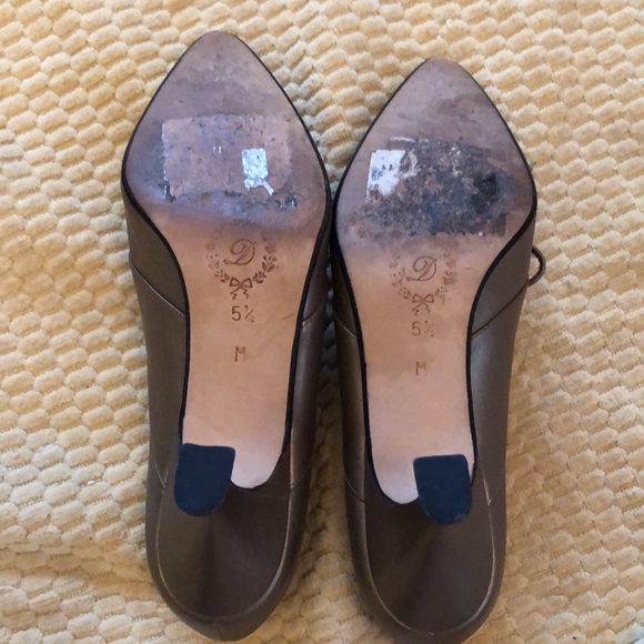 🤎Delman Bronzy gray structured pumps with sculpted heels, butterfly detail/tie - Picture 4 of 9